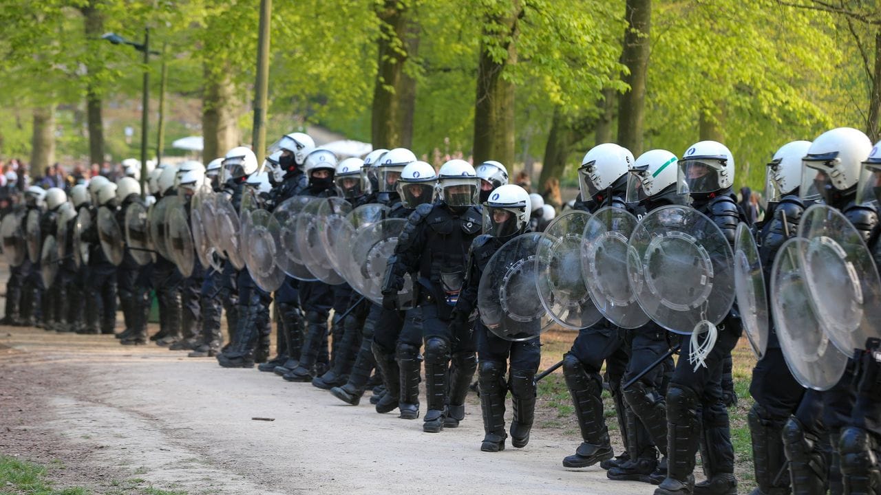 Polizisten in Schutzausrüstung im Brüsseler Stadtpark Bois de la Cambre.