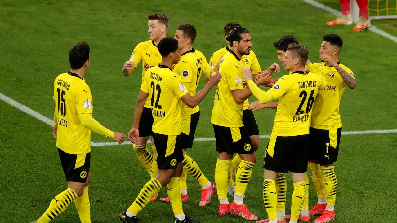 Die Dortmunder Spieler bejubeln das Führungstor.