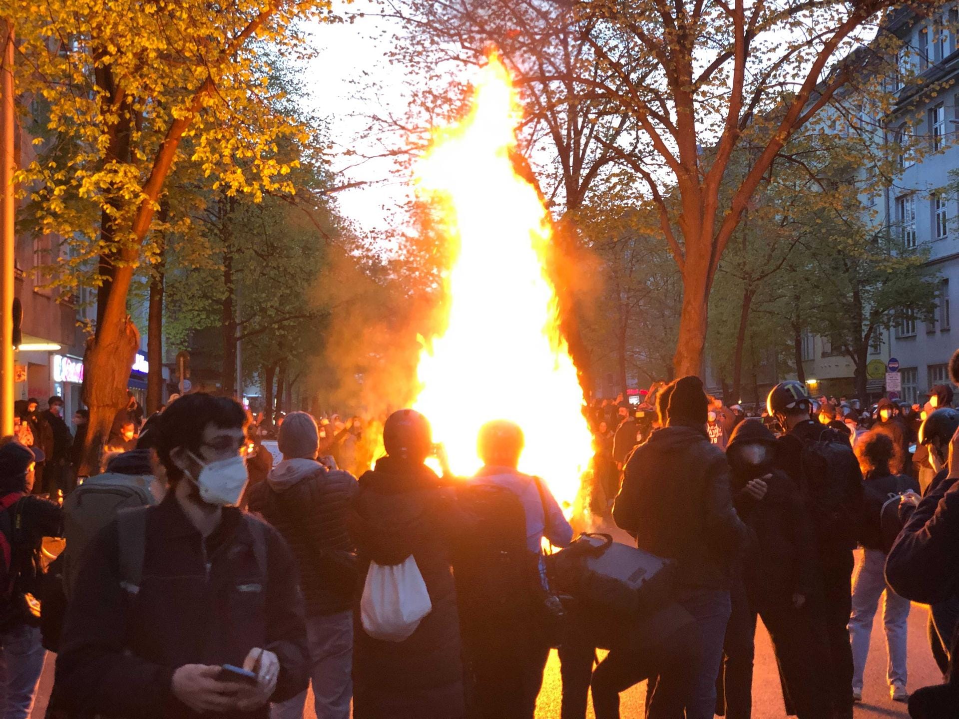 Feuer brennt beim Demonstrationszug linker und linksradikaler Gruppen: Randalierer entzündeten Mülleimer und warfen Flaschen auf Beamte.