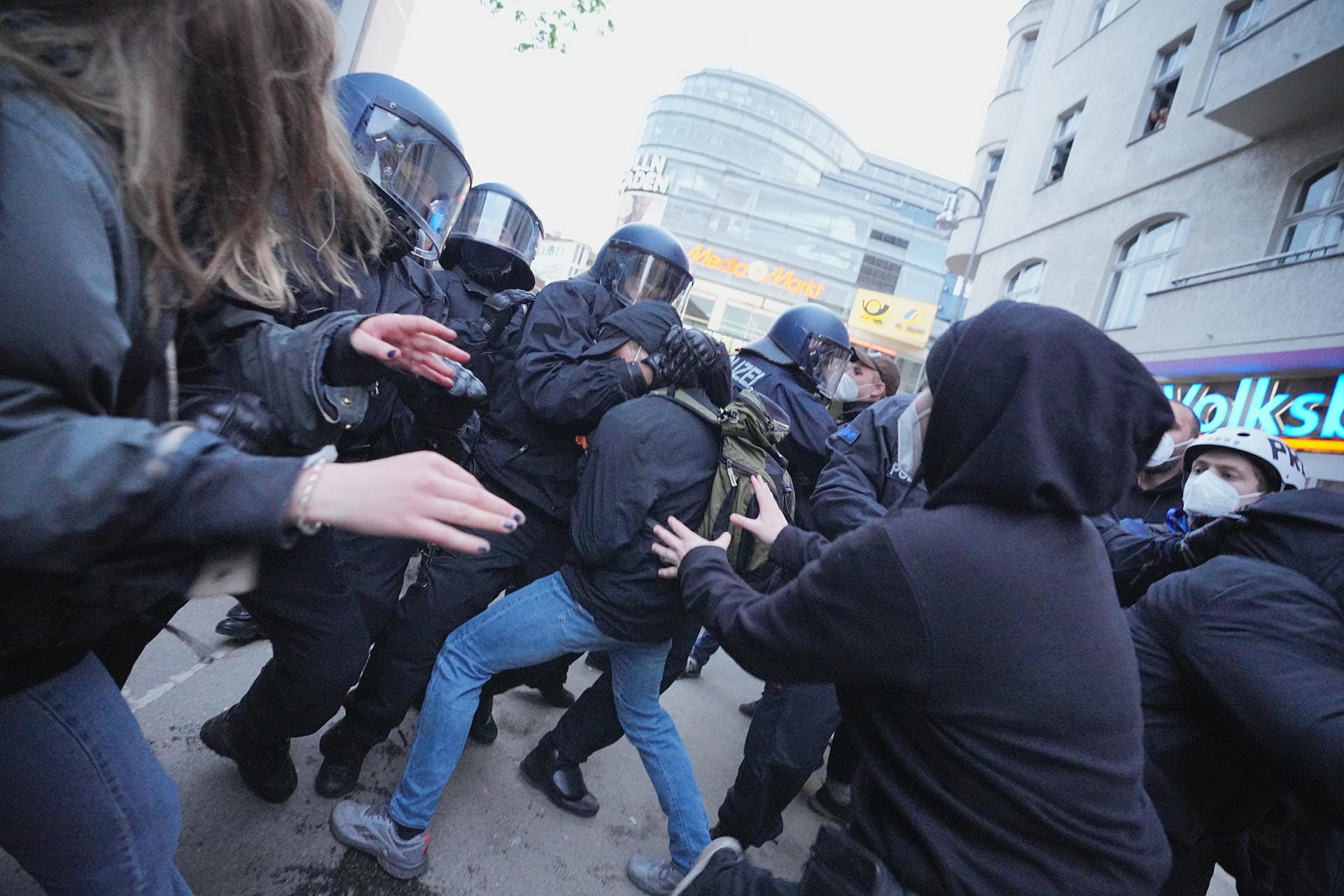Polizisten nehmen Teilnehmer der Demo fest: Einer vorläufigen Bilanz zufolge ist es zu 240 Festnahmen gekommen.