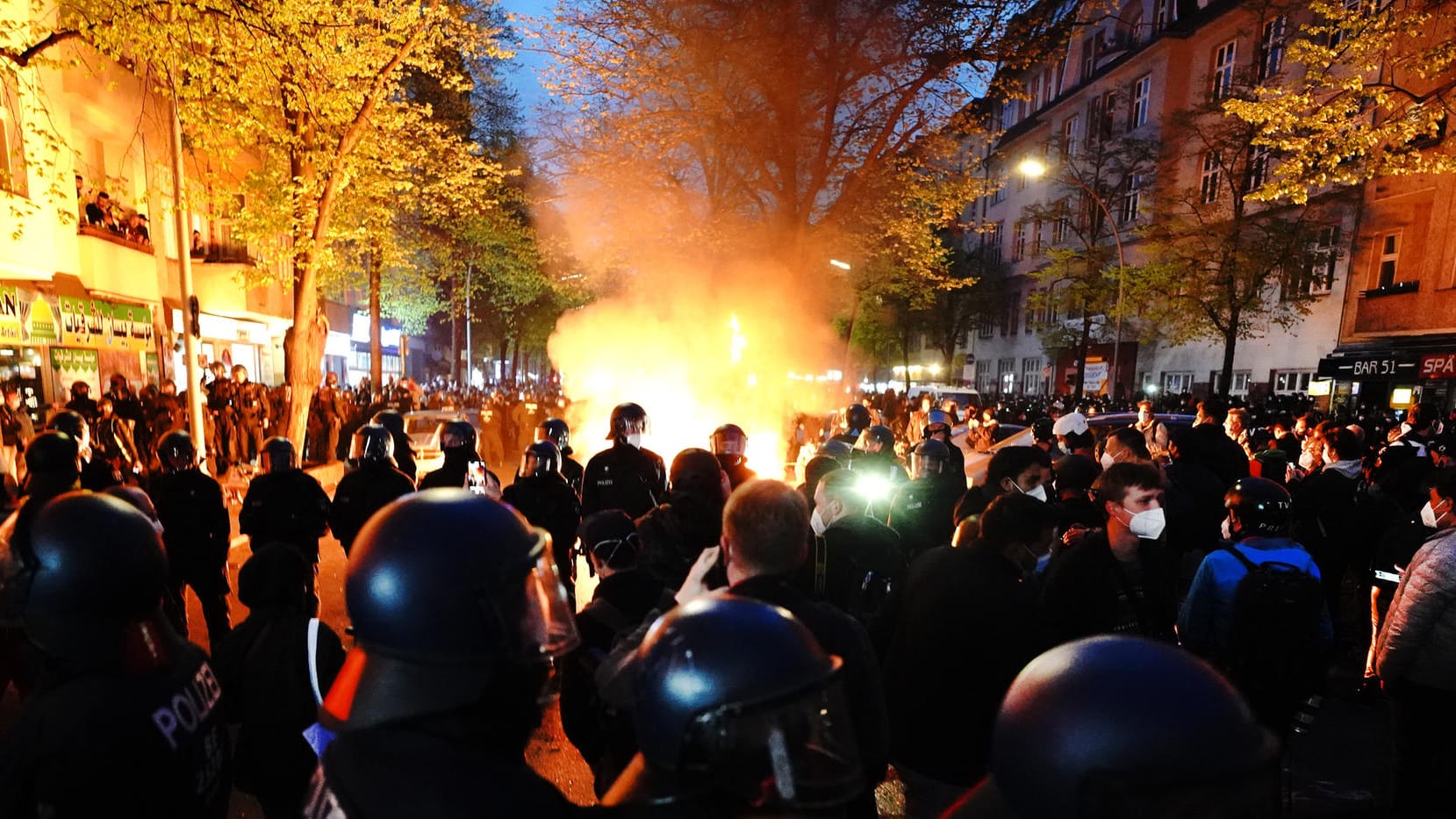 Ein Feuer brennt auf der Straße: Am Abend kippte die Stimmung in Neukölln.