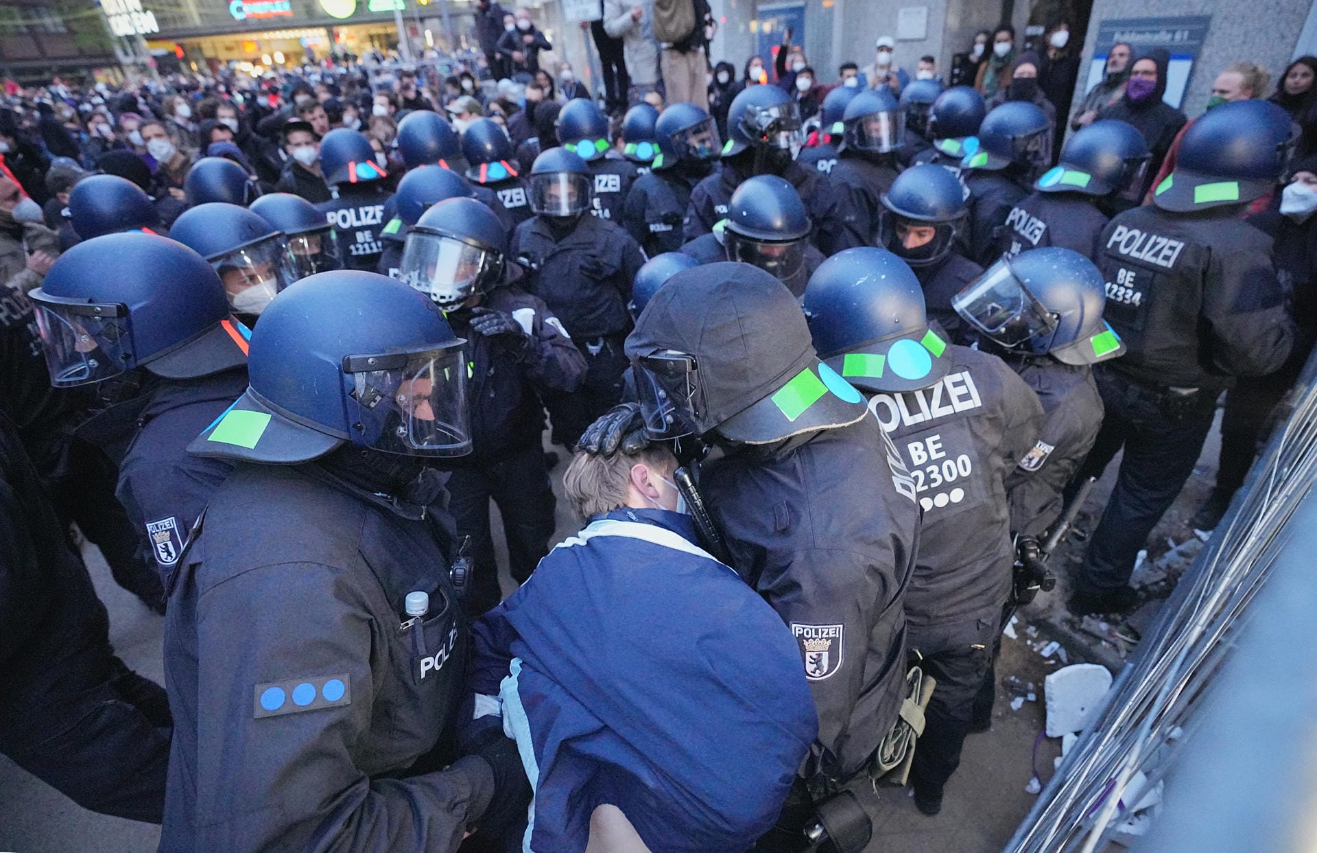 Polizisten bei der Demo: In der Hauptstadt waren am 1. Mai laut Polizei den ganzen Tag über 5.600 Beamten im Einsatz.