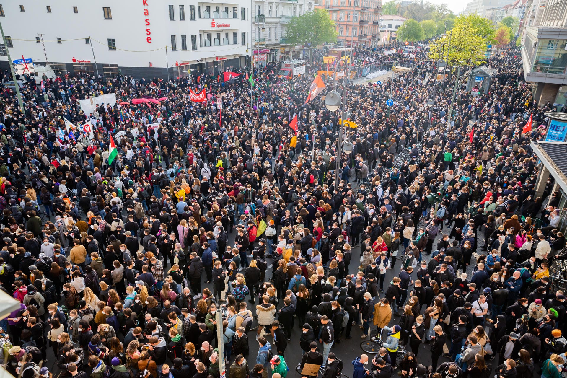Teilnehmer stehen vor Beginn des Demonstrationszuges auf dem Hermannplatz in Neukölln: Die Polizei sprach von 8.000 Teilnehmern.