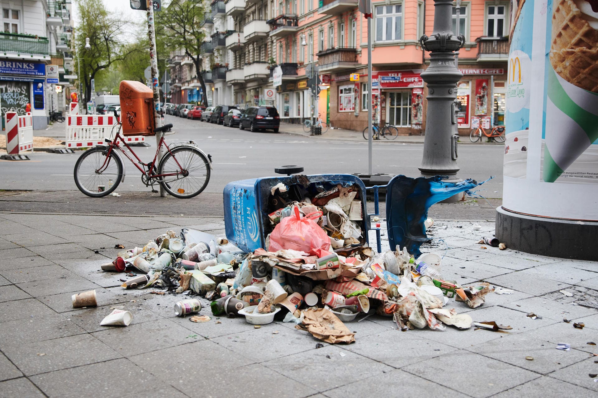 Eine angekohlte Mülltonne liegt am Boden in der Nähe des Hermannplatzes: Nach weitgehend friedlichen Demonstrationen am 1. Mai in Berlin ist es am Abend bei einem Aufzug zu gewaltsamen Auseinandersetzungen gekommen.