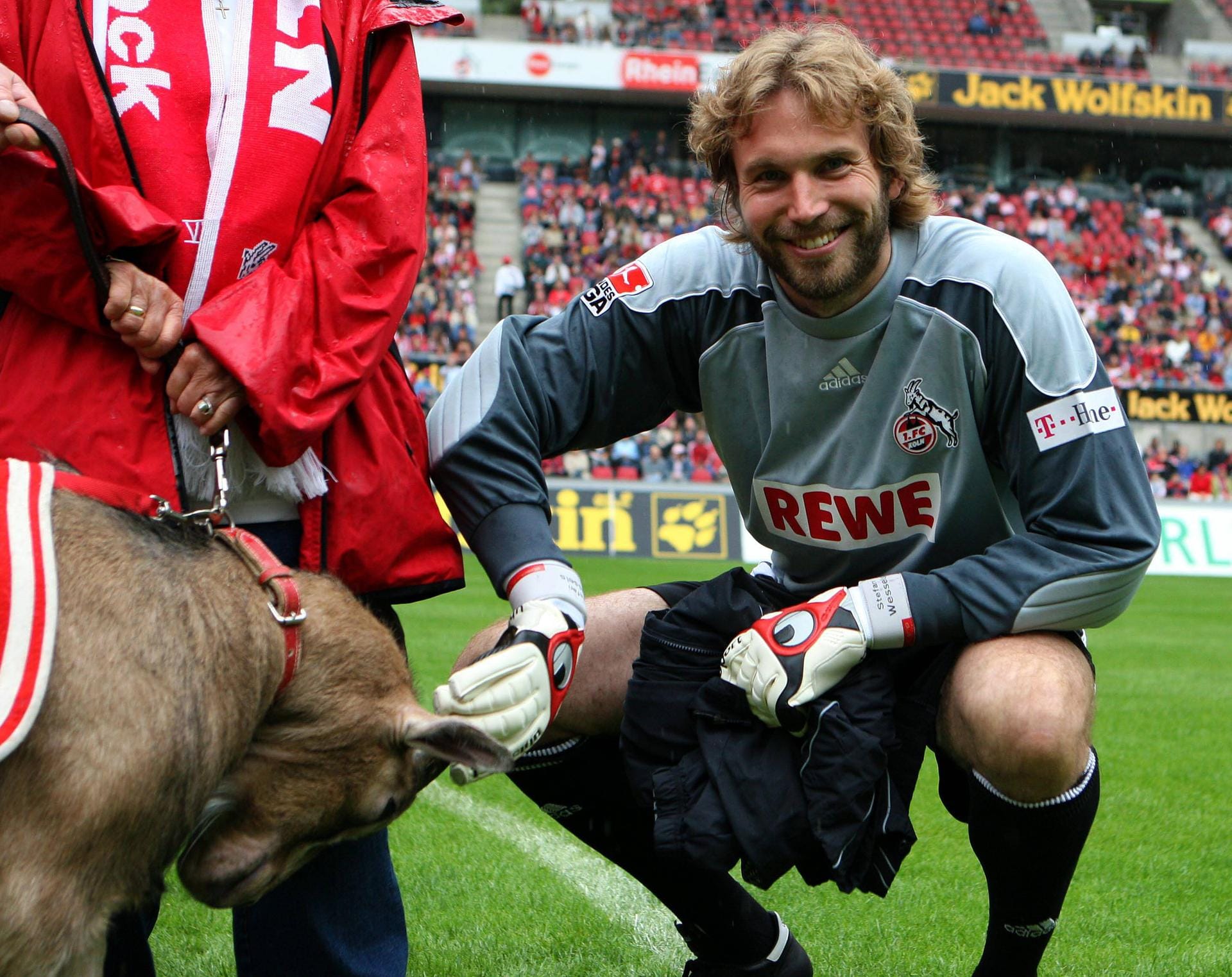 2003 wechselte Stefan Wessels (42) als dreifacher Deutscher Meister vom FC Bayern München an den Rhein. In 98 Spielen in Liga eins und zwei für den FC hielt er 24 Mal den Kasten der Kölner sauber. Anschließend schnürte er die Schuhe für den FC Everton, FC Basel, VfL Osnabrück und Odense BK. Mittlerweile ist Stefan Wessels als Torwarttrainer der DFB-U18 tätig.