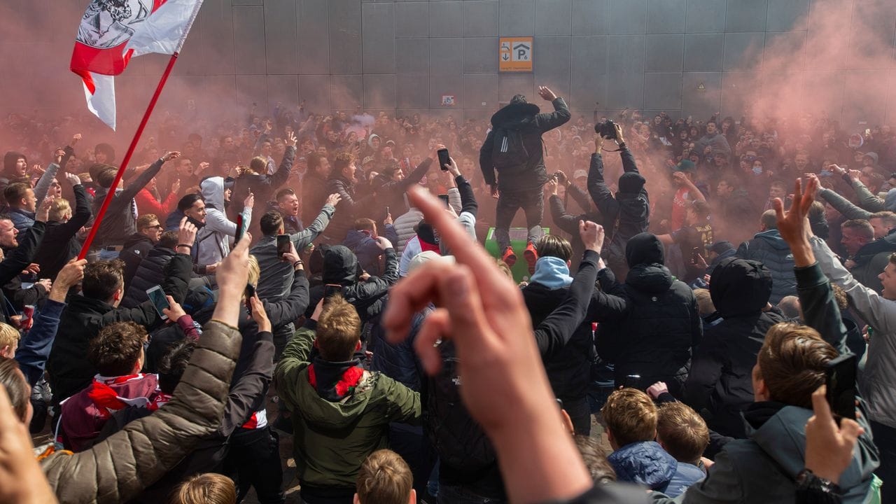 Ajax-Fans feiern ungeachtet der Corona-Beschränkungen den Titelgewinn. Ajax-Fans feiern ungeachtet der Corona-Beschränkungen den Titelgewinn.