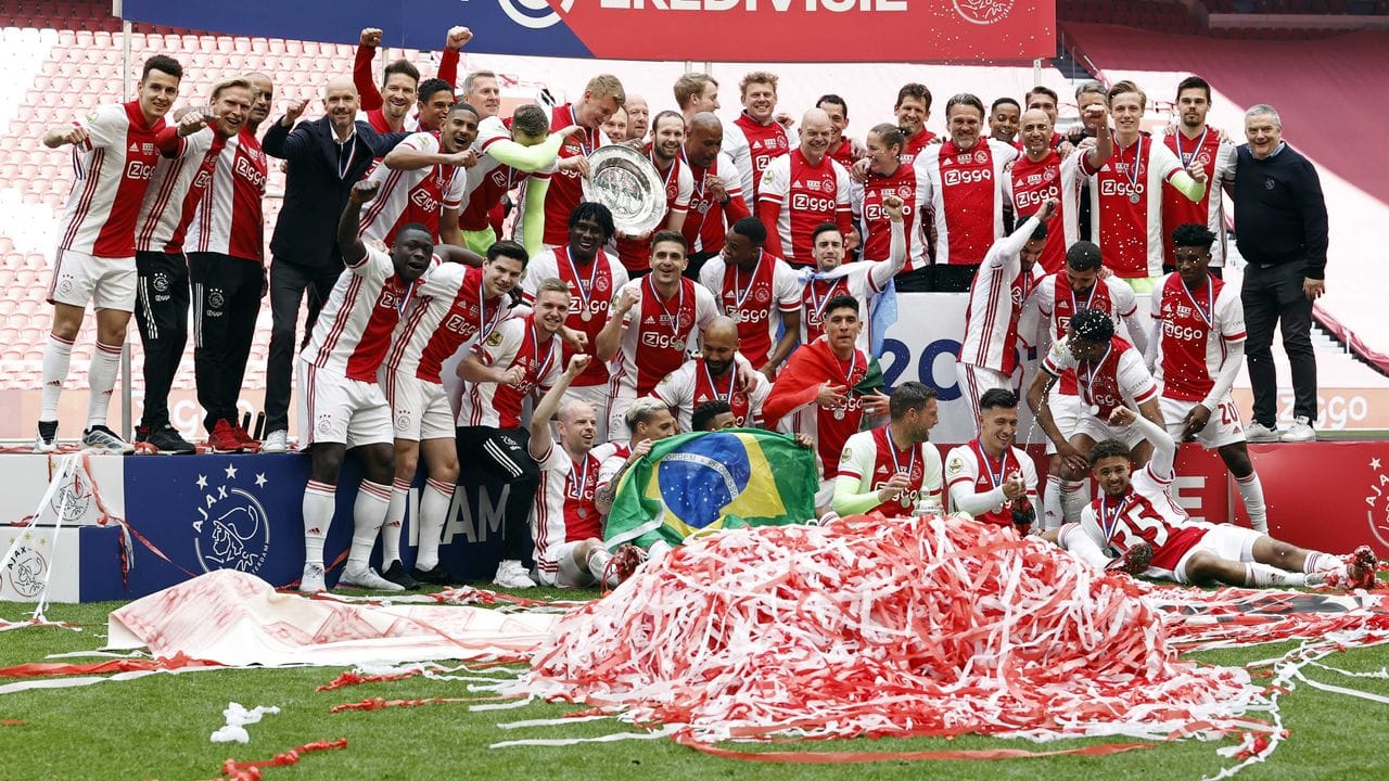 Die Mannschaft von Ajax Amsterdam jubelt mit der Trophäe. Die Mannschaft von Ajax Amsterdam jubelt mit der Trophäe.