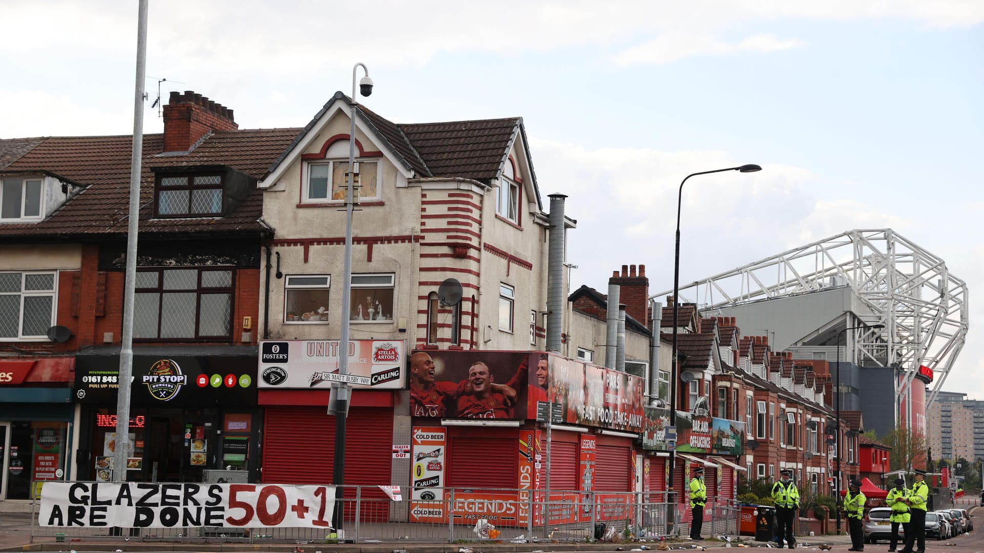 Das "North-West Derby" zwischen Manchester United und dem FC Liverpool gehört zu den Highlights des Fußballjahres in England. Eigentlich sollten beide Klubs am Sonntag im legendären Old Trafford von Manchester aufeinandertreffen. Doch...
