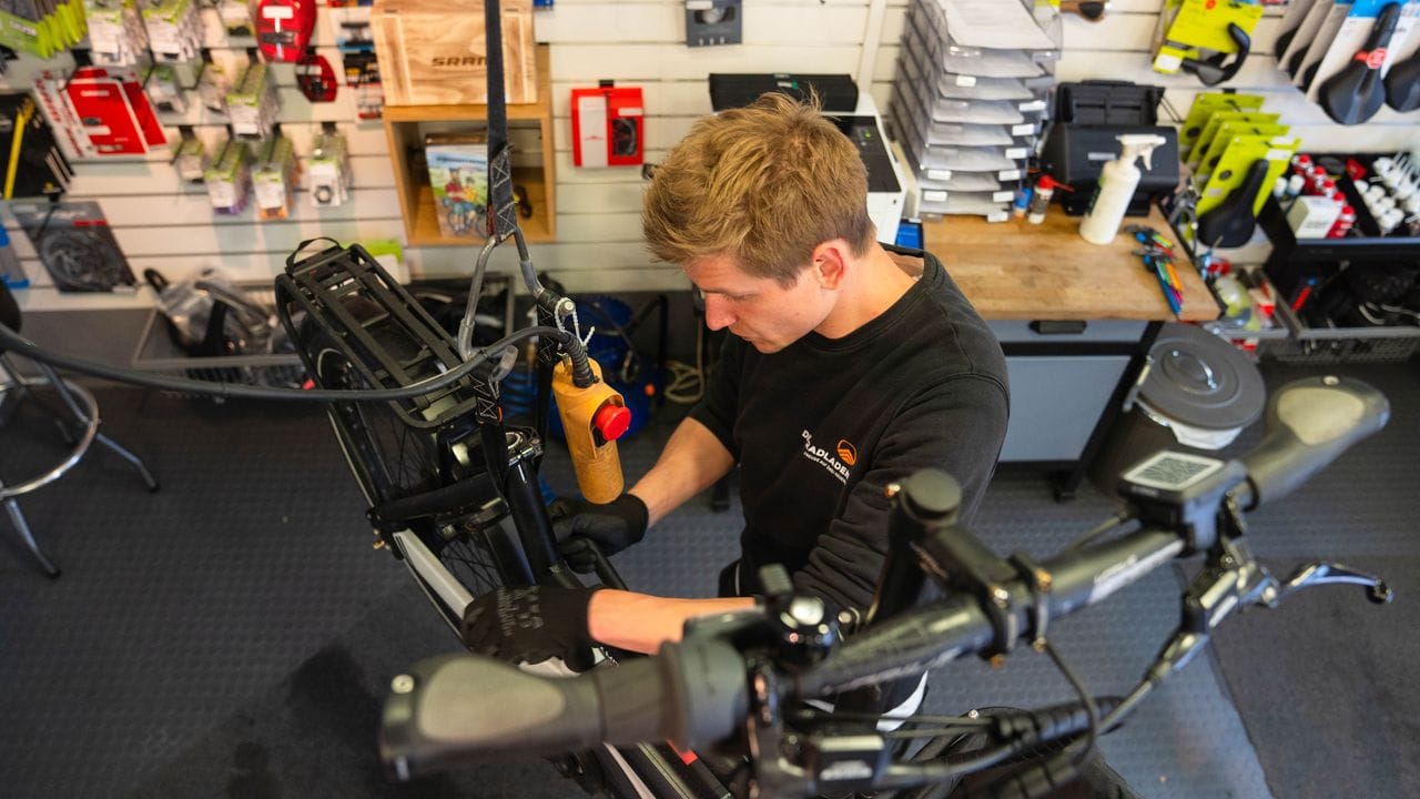 Kennt sich mit den Bauteilen von E-Bikes bestens aus: Stefan Borschert repariert die Pedale eines Lastenrads.