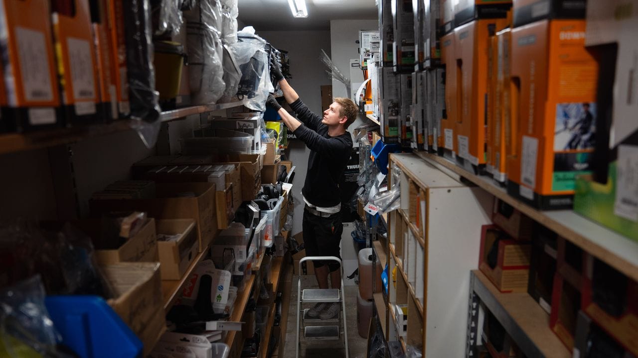 Alles im Griff: Stefan Borschert sortiert die Waren im Lagerraum.