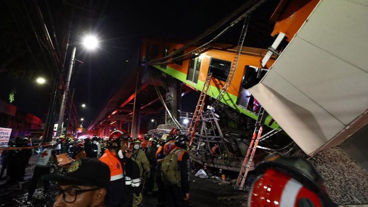 Rettungskräfte sind an der Unfallstelle in Mexikos Hauptstadt im Einsatz.