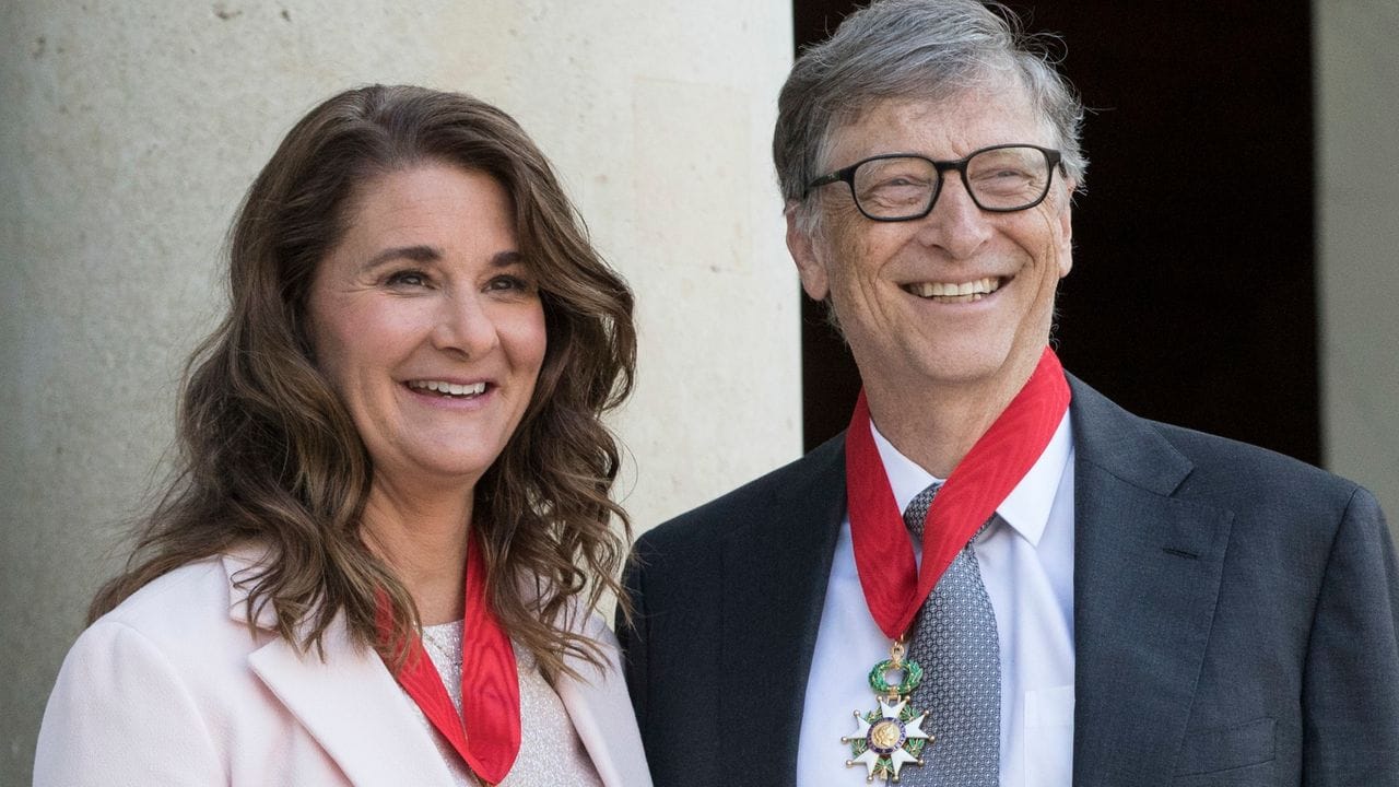 Bill und Melinda Gates 2017 im Elysee-Palast, nachdem sie mit dem Verdienstorden der Ehrenlegion ausgezeichnet wurden. Bill und Melinda Gates 2017 im Elysee-Palast, nachdem sie mit dem Verdienstorden der Ehrenlegion ausgezeichnet wurden.