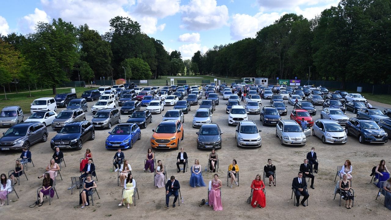 Schülerinnen und Schüler der Abschlussklasse der Bergschule Apolda bei der Abiturfeier 2020 in einem Autokino. Schülerinnen und Schüler der Abschlussklasse der Bergschule Apolda bei der Abiturfeier 2020 in einem Autokino.