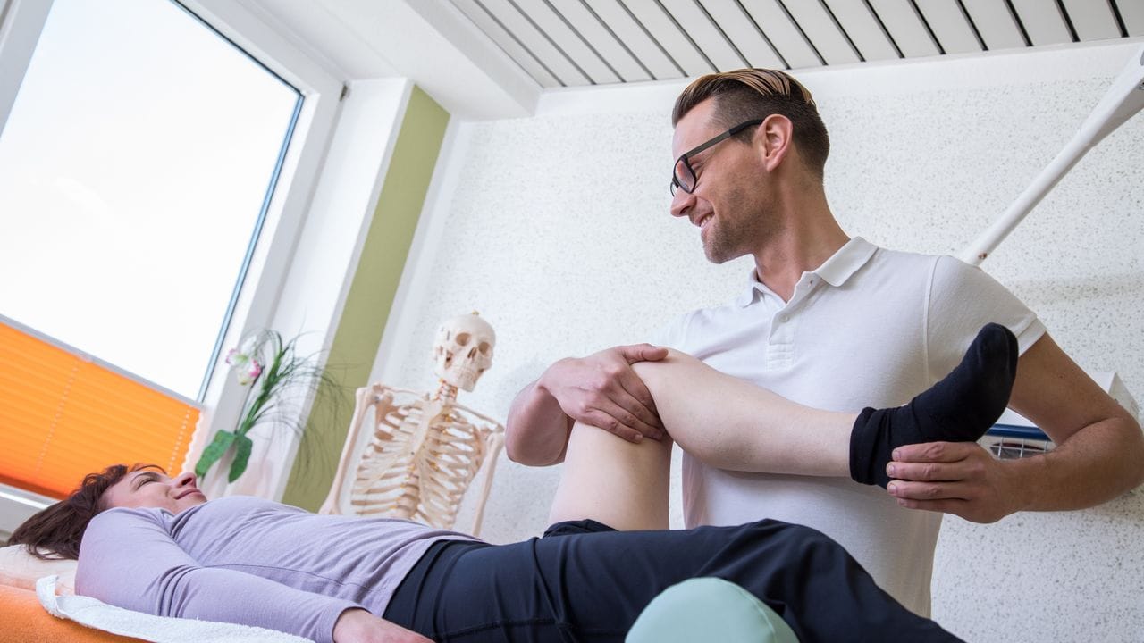 Viele Verletzungen und Beschwerden im Knie lassen sich konservativ behandeln, zum Beispiel beim Physiotherapeuten.