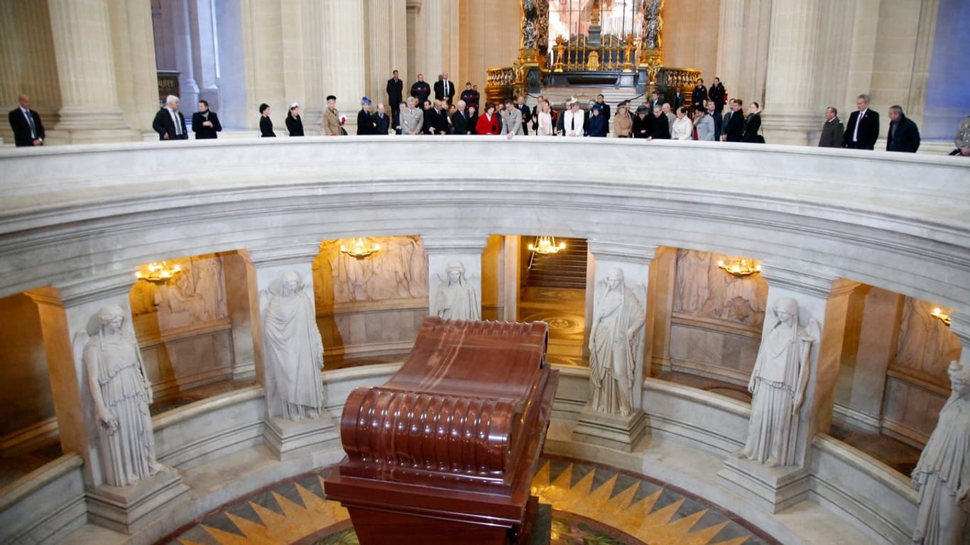 Der Sarkophag aus rotem Porphyr mit dem Leichnam Napoleons in der Kirche Saint-Louis des Invalides (Invalidendom).