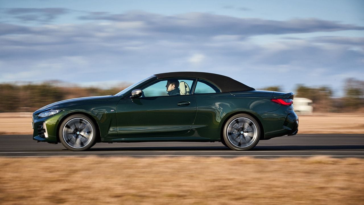 Ist das Verdeck geschlossen, fühlt es sich auf der Hinterbank des BMW 4er Cabrio schon mal etwas beengt an. Ist das Verdeck geschlossen, fühlt es sich auf der Hinterbank des BMW 4er Cabrio schon mal etwas beengt an.