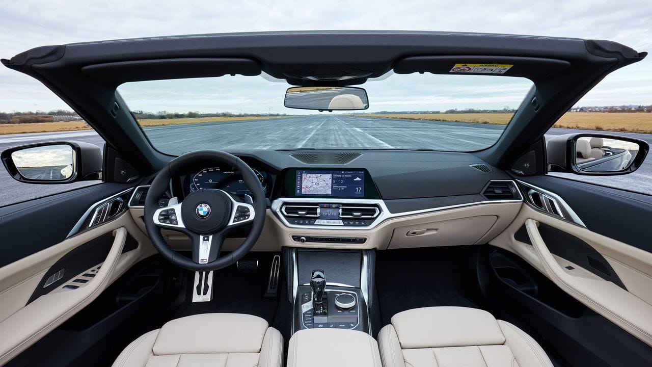 Klimaanlage sowie Sitz- und Nackenheizung sorgen dafür, dass es im BMW 4er Cabrio auch bei Übergangswetter nicht allzu ungemütlich wird.