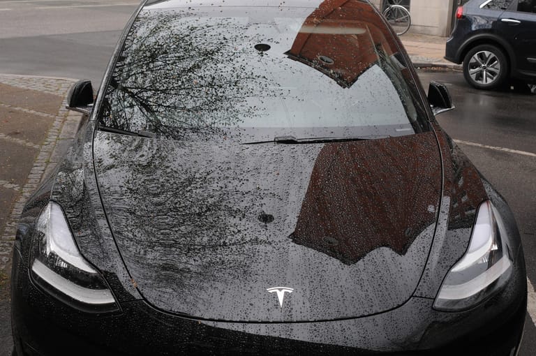 Tesla im Regen: Der April brachte nach sehr sonnigen Bilanzen ein Minus.