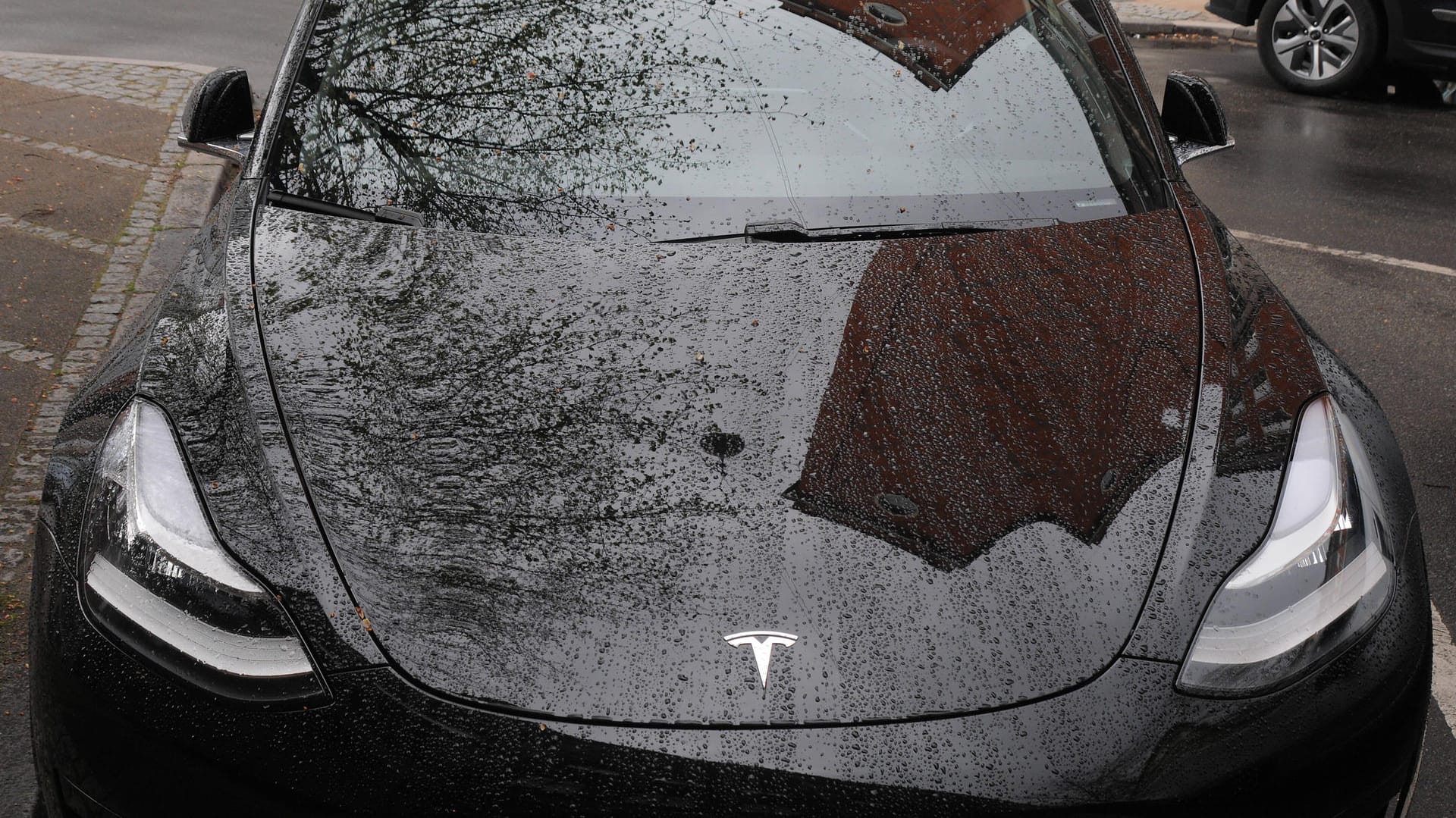 Tesla im Regen: Der April brachte nach sehr sonnigen Bilanzen ein Minus.