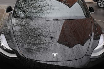 Tesla im Regen: Der April brachte nach sehr sonnigen Bilanzen ein Minus.