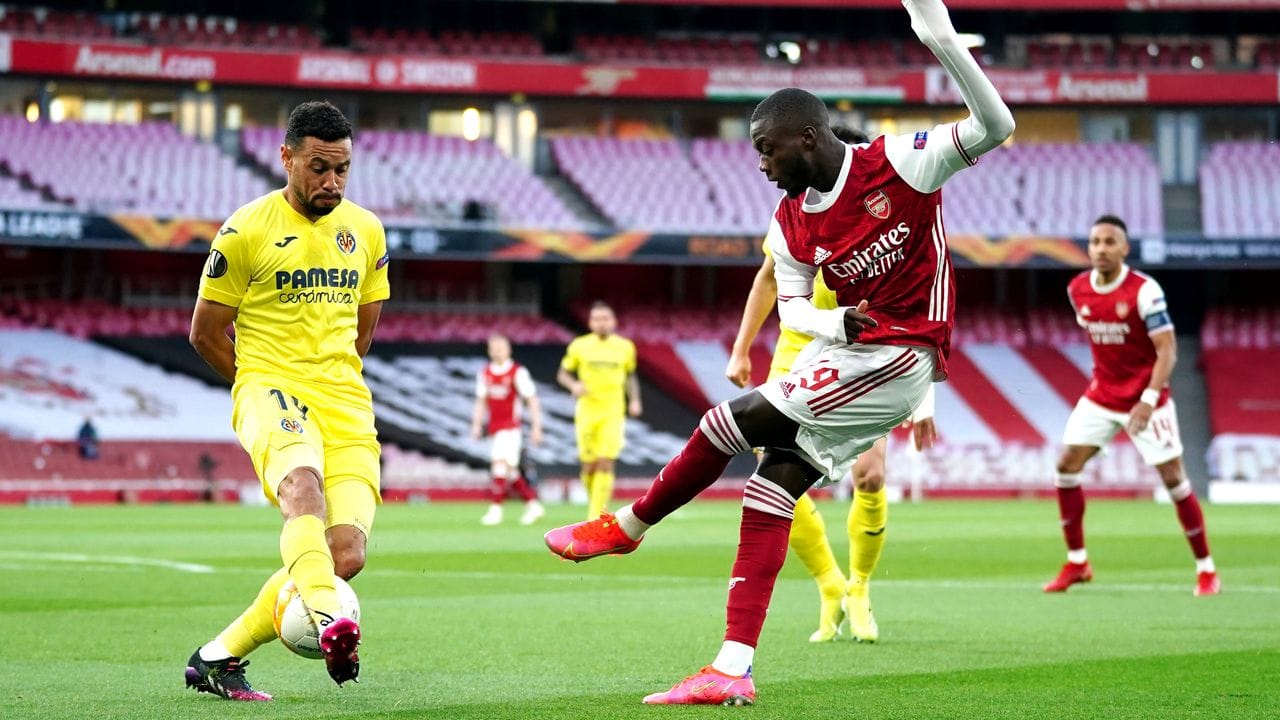 Arsenals Nicolas Pepe (r) schießt auf das Tor.