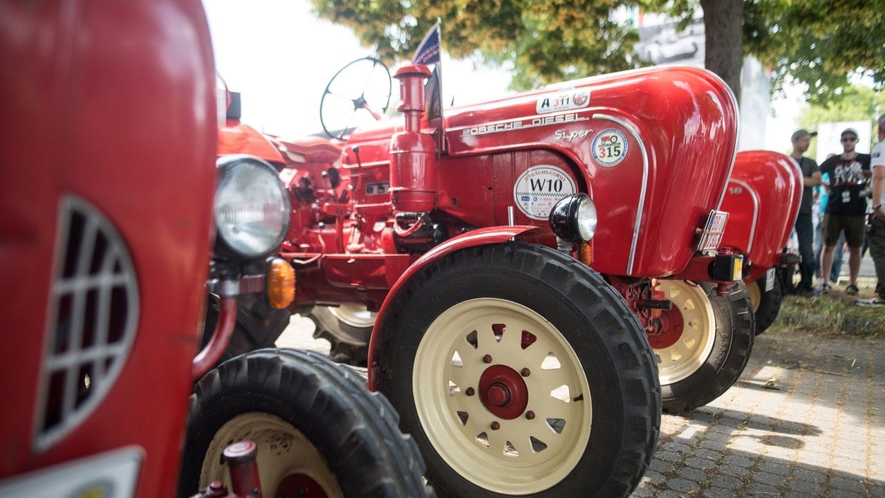 Rösser in Rot: Bis in die 1960er baute Porsche auch Traktoren.