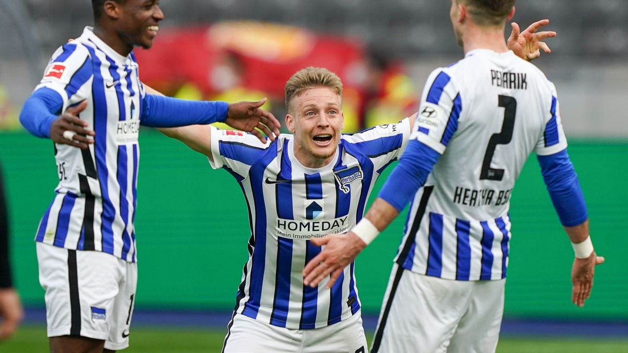 Javairo Dilrosun und Hertha-Kollege Santiago Ascacibar freuen sich mit Torschütze Peter Pekarik (l-r) nach dessen Tor zum 2:0.