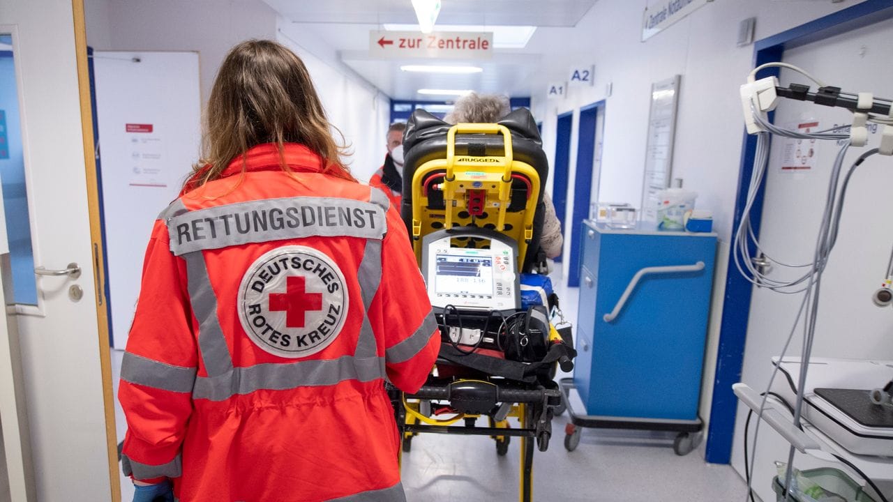 Miriam Görg, Notfallsanitäterin des Deutschen Roten Kreuzes (DRK), in der Notaufnahme eines Krankenhauses.