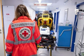 Miriam Görg, Notfallsanitäterin des Deutschen Roten Kreuzes (DRK), in der Notaufnahme eines Krankenhauses.