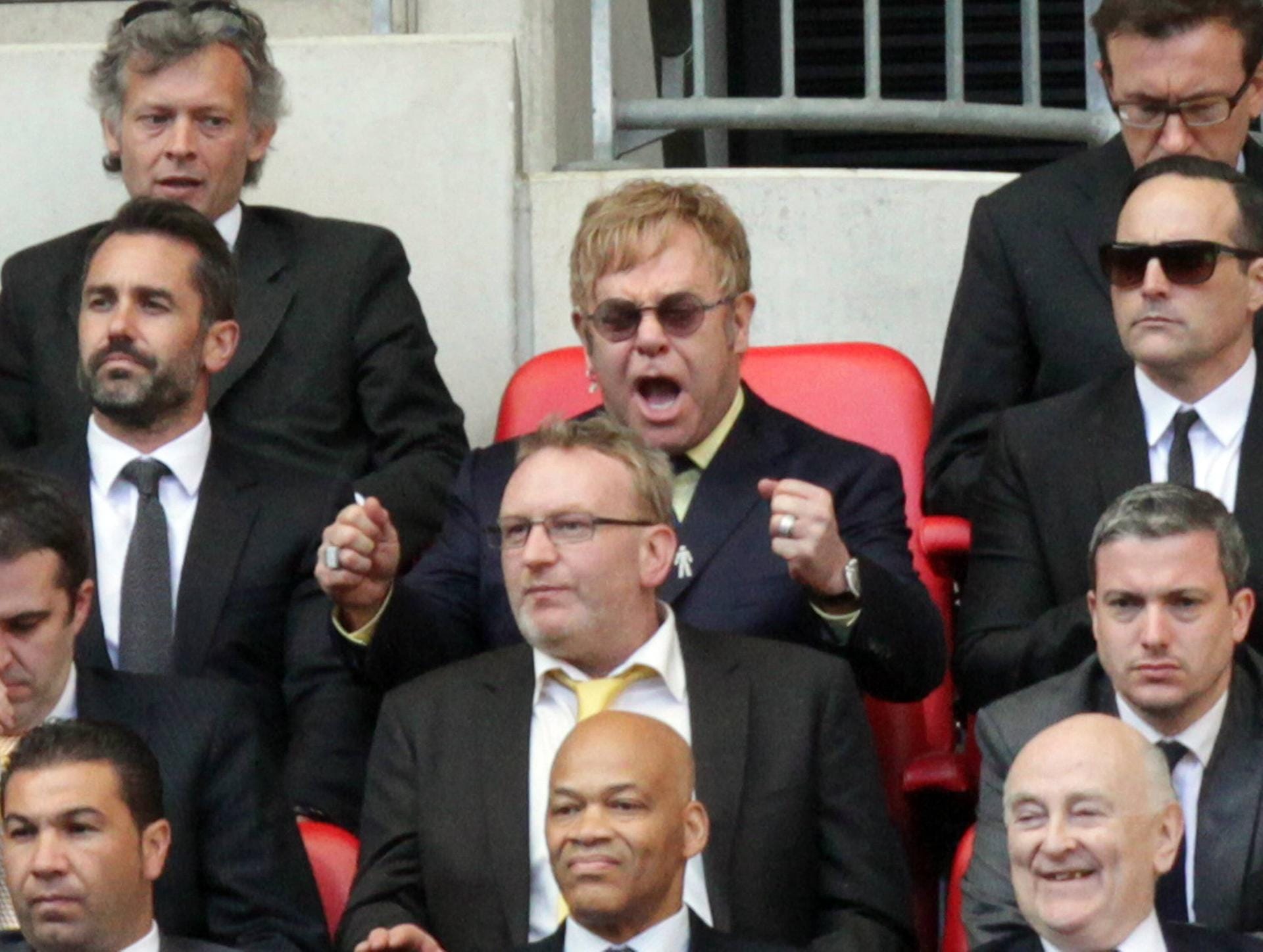 Er darf natürlich in einer solchen Aufzählung nicht fehlen: Elton John. Nach ihm ist sogar eine Tribüne bei seinem Herzensklub FC Watford benannt.