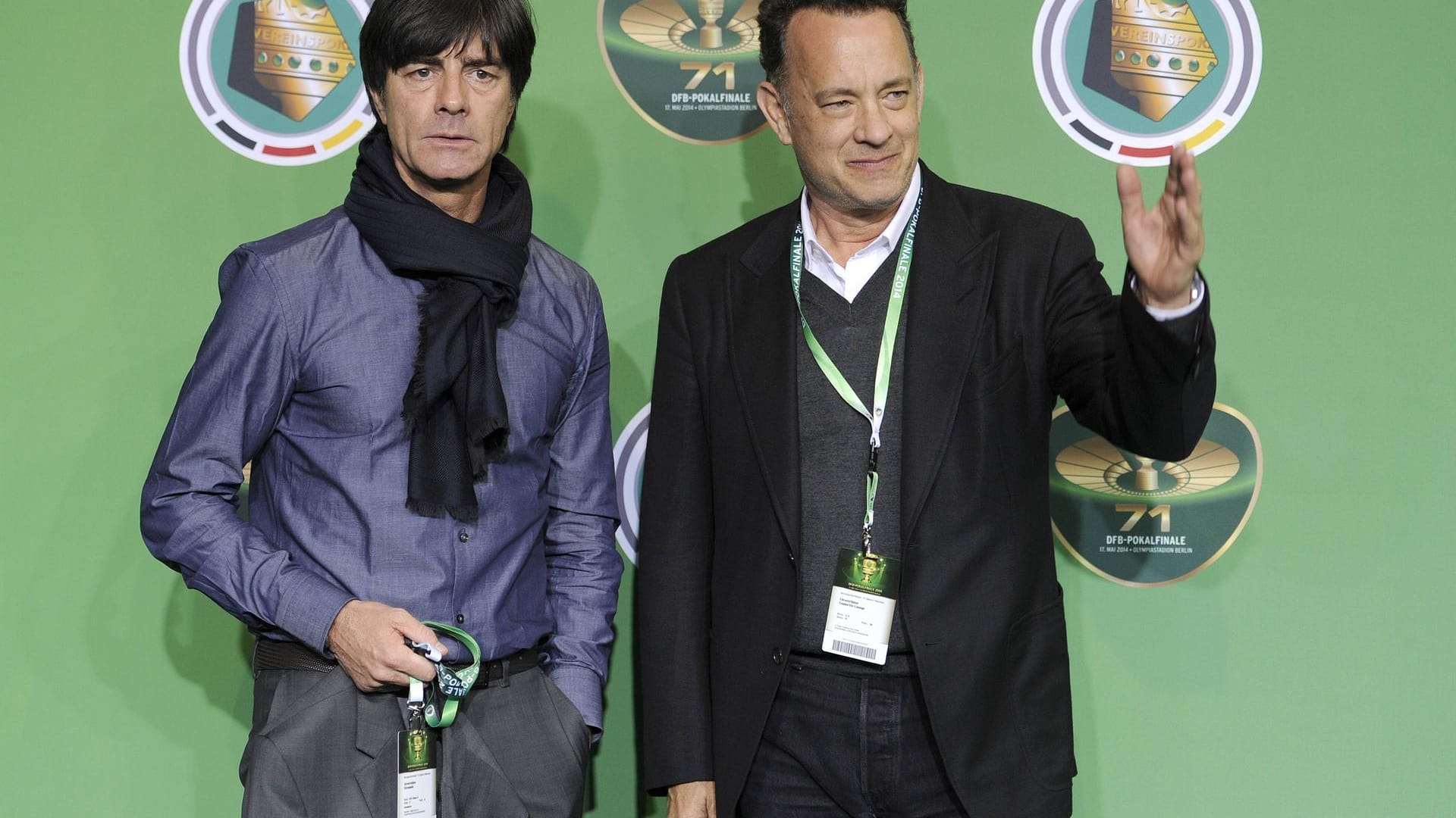 Filmikone Tom Hanks (r., hier mit Bundestrainer Jogi Löw beim DFB-Pokal-Finale 2014) ist großer Fan von Aston Villa und trägt auf dem Roten Teppich auch gern mal einen Fanschal des Klubs.