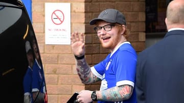 Der britische Popsänger Ed Sheeran hat sich einen Kindheitstraum erfüllt: Er wird für ein Jahr Trikotsponsor bei seinem Lieblingsverein, dem englischen Drittligisten Ipswich Town. Er ist nicht der einzige Weltstar, der großer Fan eines Fußballklubs ist.