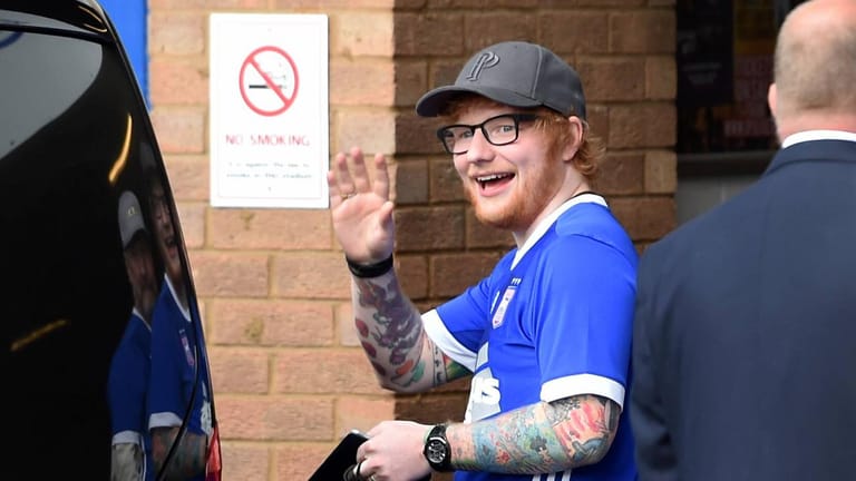 Der britische Popsänger Ed Sheeran hat sich einen Kindheitstraum erfüllt: Er wird für ein Jahr Trikotsponsor bei seinem Lieblingsverein, dem englischen Drittligisten Ipswich Town. Er ist nicht der einzige Weltstar, der großer Fan eines Fußballklubs ist.
