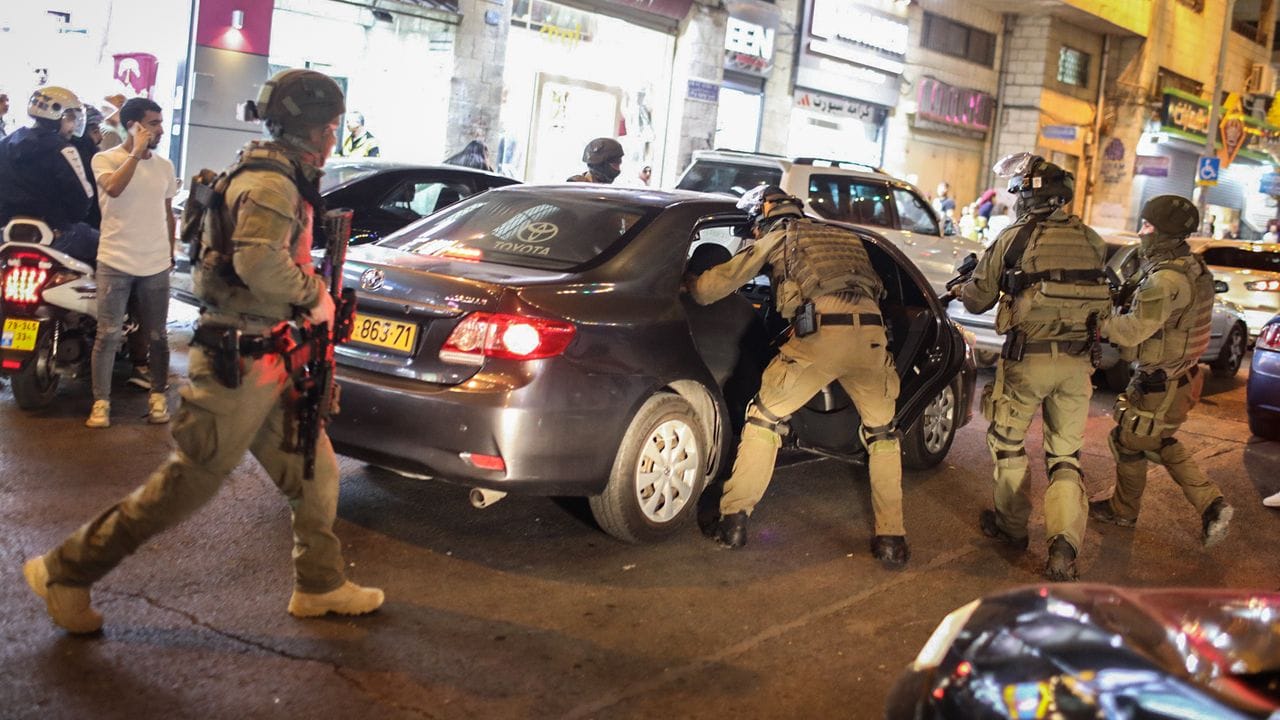 Israelische Sicherheitskräfte durchsuchen ein Auto während einer Demonstration gegen den geplanten Räumungsprozess im Stadtteil Scheich Dscharrah.