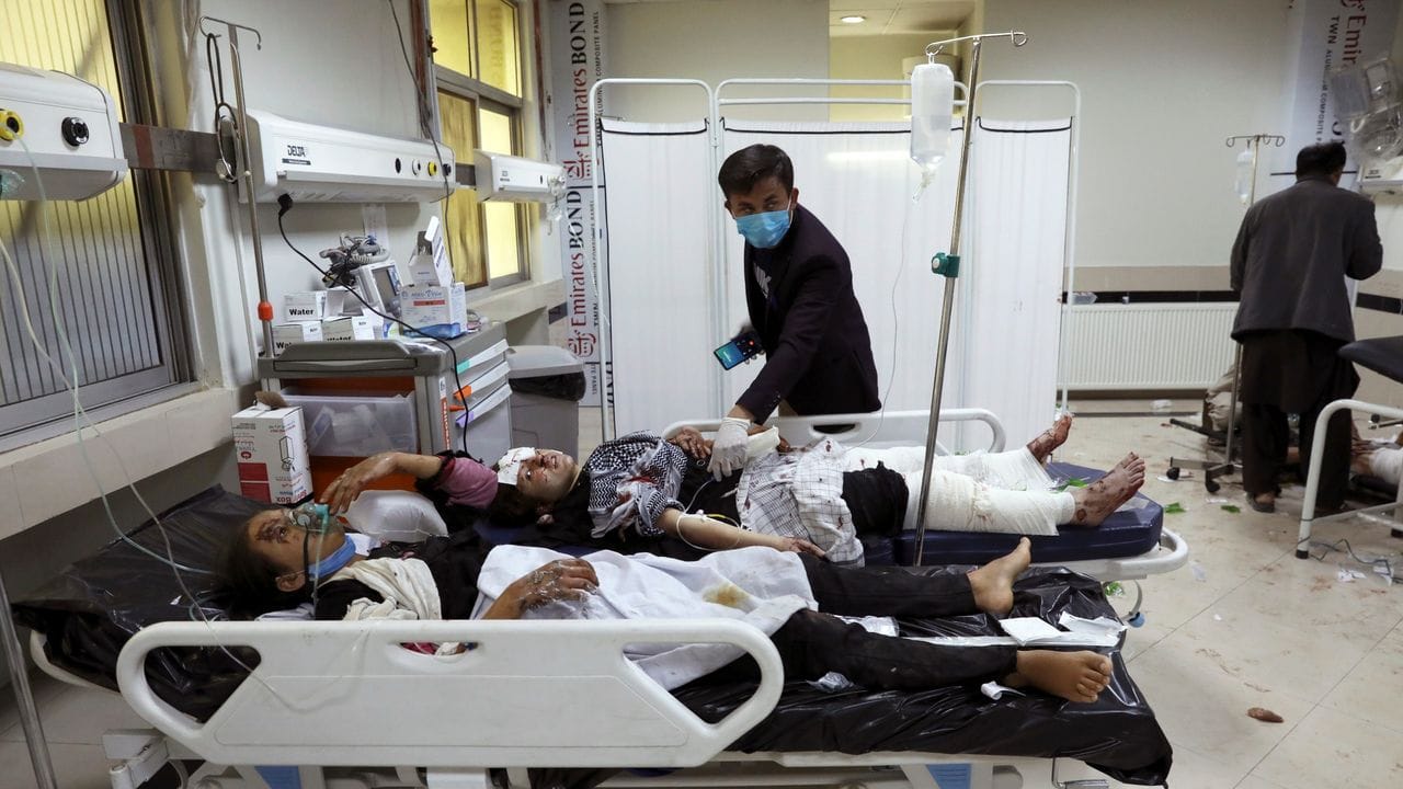 Verletzte Schüler werden in einem Krankenhaus in Kabul behandelt.