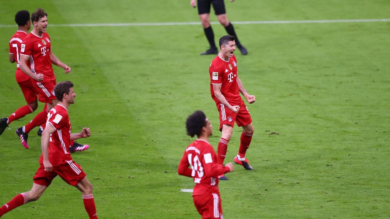 Bayern-Stürmer Lewandowski (r) trifft per Elfmeter zum 5:0, der dritte Treffer des Polen gegen die Fohlen.