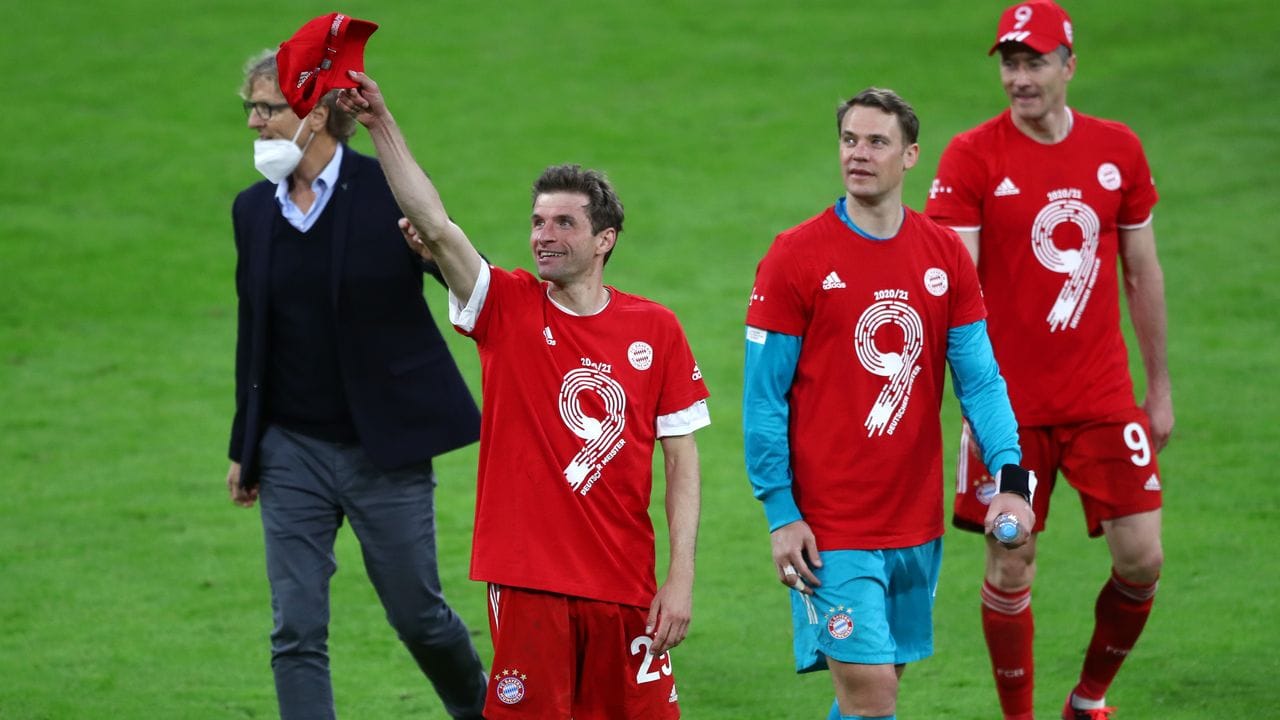 Thomas Müller (l-r), Torwart Manuel Neuer und Robert Lewandowski tragen zu ihrer 9.