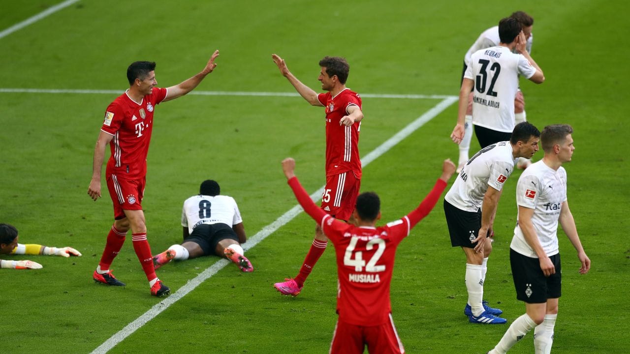 Bayern-Urgestein Thomas Müller (M) bejubelt sein Tor zum 2:0 mit Robert Lewandowski und Jamal Musiala.