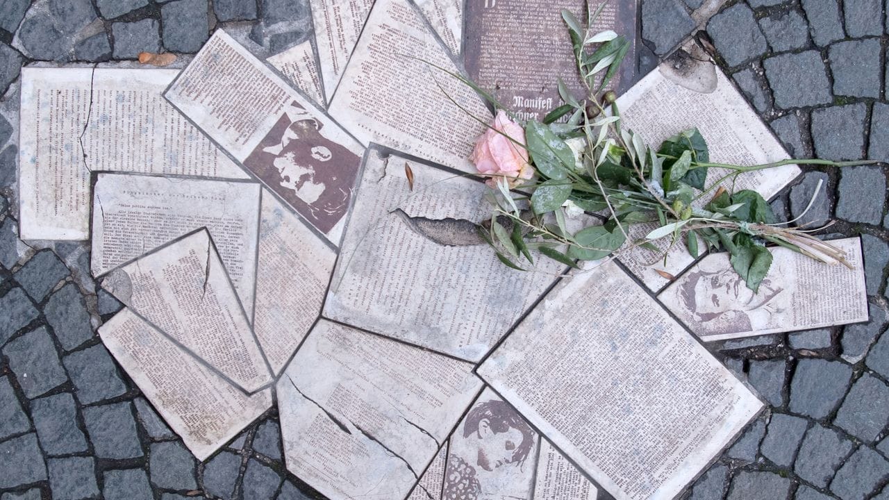 Vor dem Eingang zum Hauptgebäude der Ludwig-Maximilians-Universität (LMU) sind die Flugblätter der Widerstandsgruppe "Weiße Rose" als Denkmal in den Boden eingelassen.