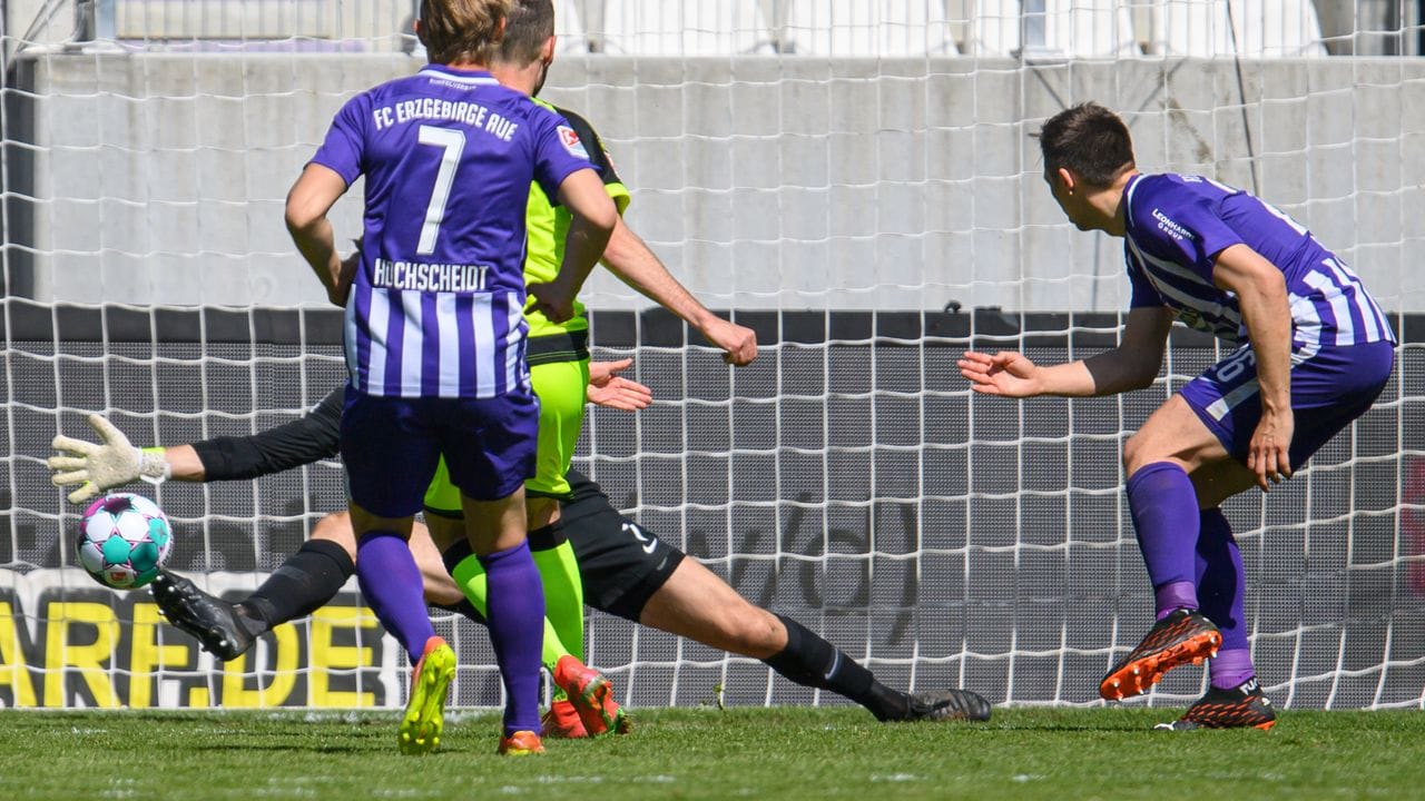 Aues Torwart Martin Männel (hinten), Jan Hochscheidt (l) und Sören Gonther können das Tor zum 3:6 durch Paderborns Dennis Srbeny (2. Aues Torwart Martin Männel (hinten), Jan Hochscheidt (l) und Sören Gonther können das Tor zum 3:6 durch Paderborns Dennis Srbeny (2.
