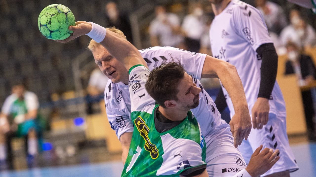 Berlins Fabian Wiede (vorn) und Kiels Patrick Wiencek kämpfen um den Ball. Berlins Fabian Wiede (vorn) und Kiels Patrick Wiencek kämpfen um den Ball.
