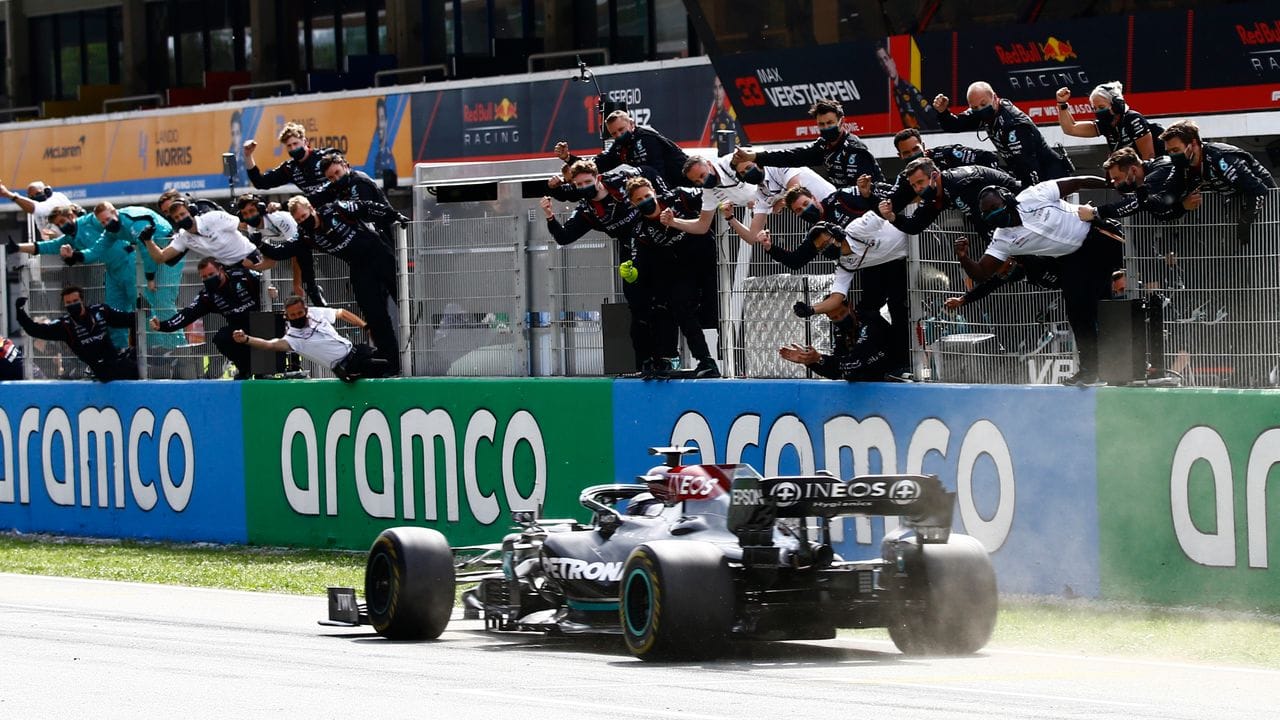 Hamilton fährt unter dem Jubel seines Teams über die Ziellinie und gewinnt damit den Großen Preis von Spanien.