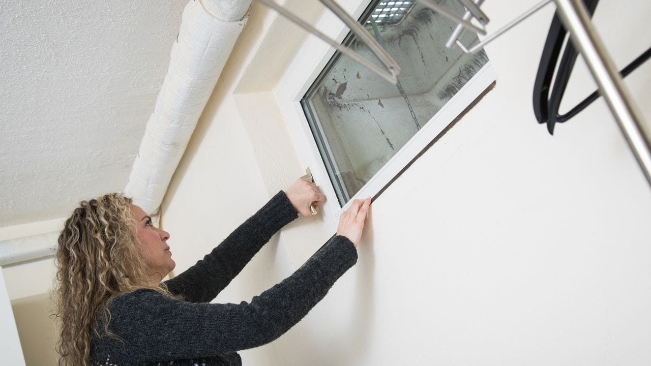 Eine erste, einfache Maßnahme: Ausreichendes Lüften kann helfen, die Radonbelastung zu vermindern. Eine erste, einfache Maßnahme: Ausreichendes Lüften kann helfen, die Radonbelastung zu vermindern.