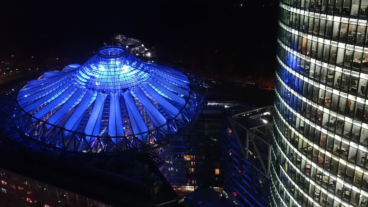 Die Kuppel des von Helmut Jahn entworfenen Sony-Centers am Potsdamer Platz leuchtet blau.