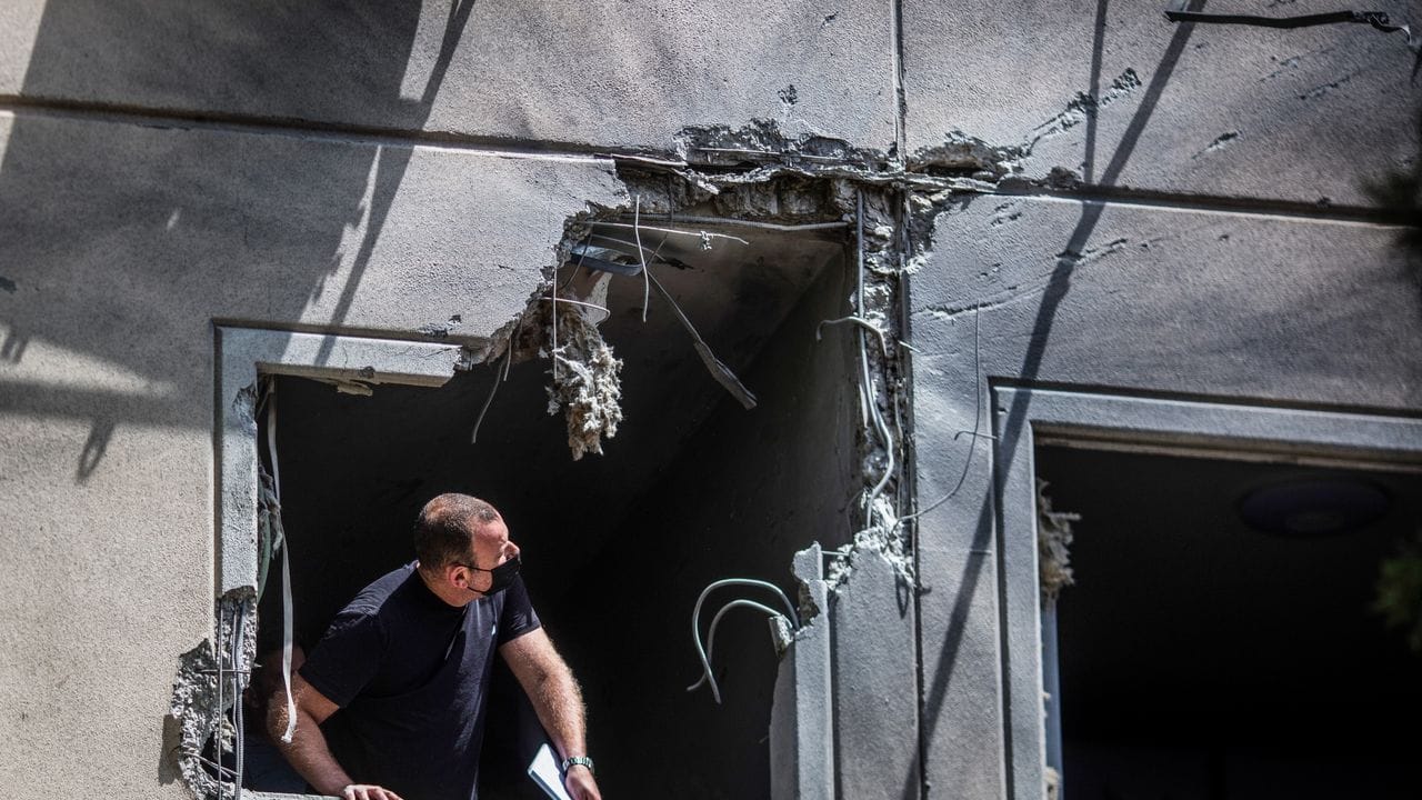 Ein Mann inspiziert die Schäden an einem Haus in Ashkelon, das von einer aus dem Gazastreifen abgefeuerten Rakete getroffen wurde.