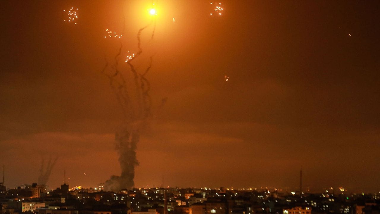 Israels Luftabwehrsystem fängt Raketen ab, die von der islamistischen Hamas aus dem Gazastreifen in Richtung Israel abgefeuert werden.