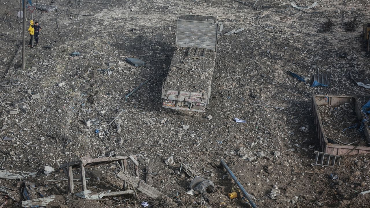Ein Blick auf die Trümmer einer zerstörten Fabrik nach israelischen Luftangriffen auf den Gazastreifen.