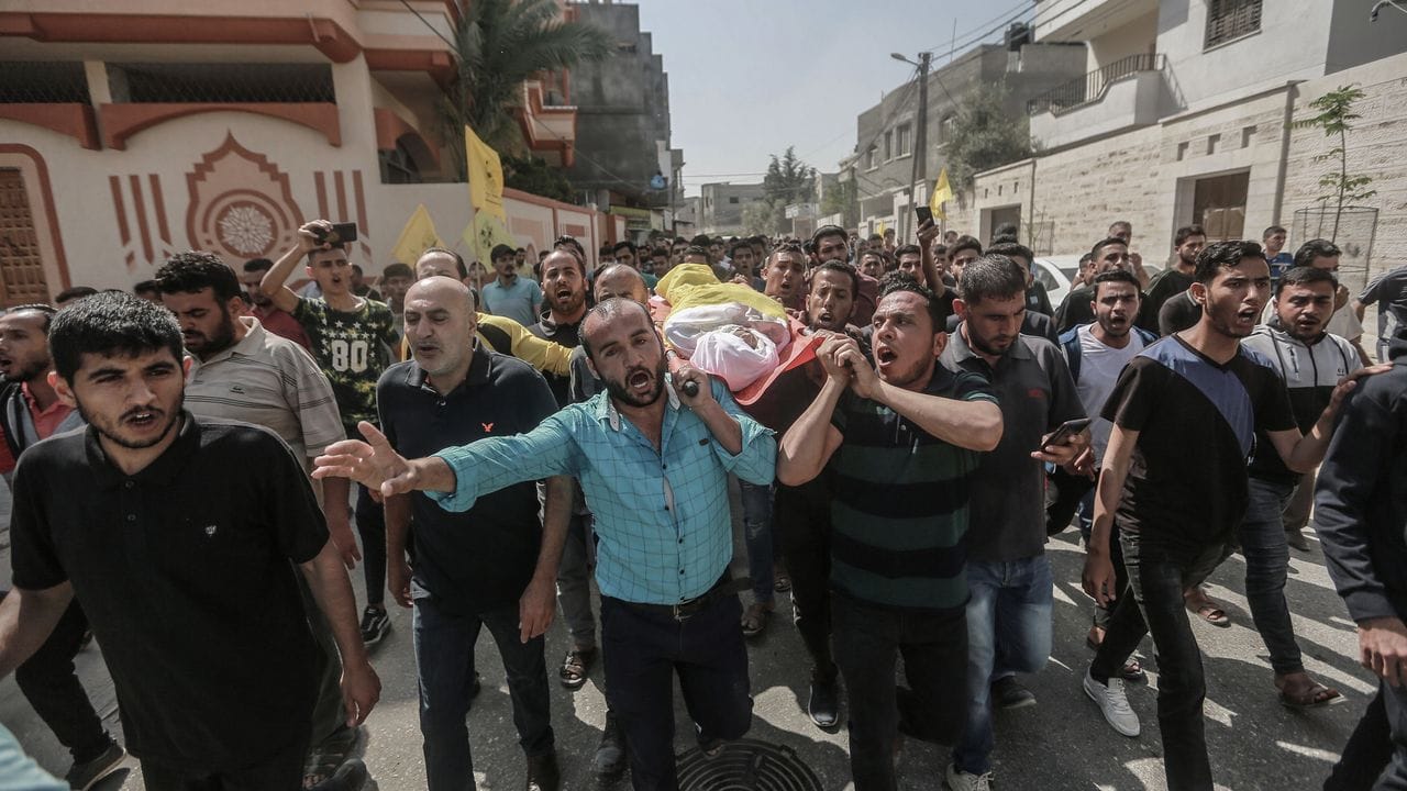 Palästinenser tragen den Leichnam eines 11-jährigen Jungen, der nach palästinensischen Angaben bei den israelischen Luftangriffen getötet wurde.