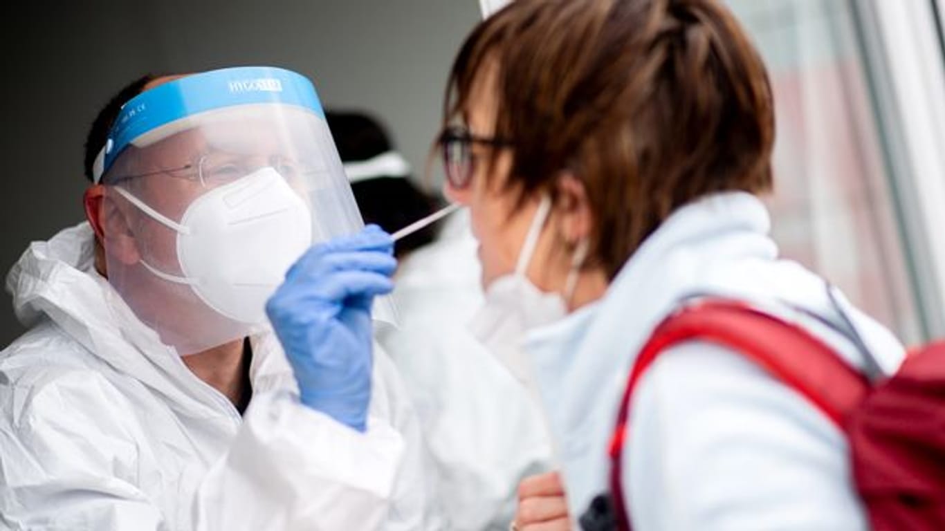 Ein Mitarbeiter eines Testcenters führt einen Test auf das Coronavirus durch: Die Zahl der Neuinfektionen in Deutschland sinkt weiter.