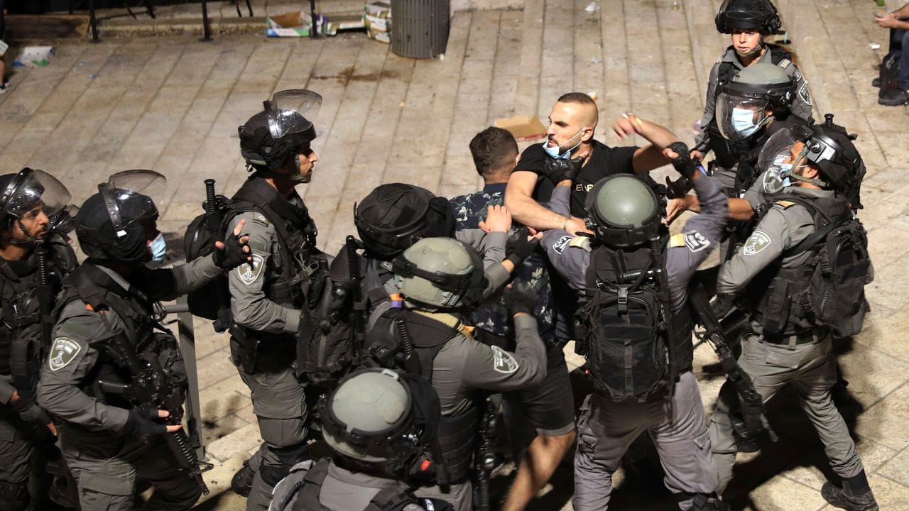 Immer wieder bricht die Gewalt auf: Israelische Polizisten geraten vor dem Damaskustor in der Altstadt von Jerusalem mit zwei palästinensischen Männern aneinander.